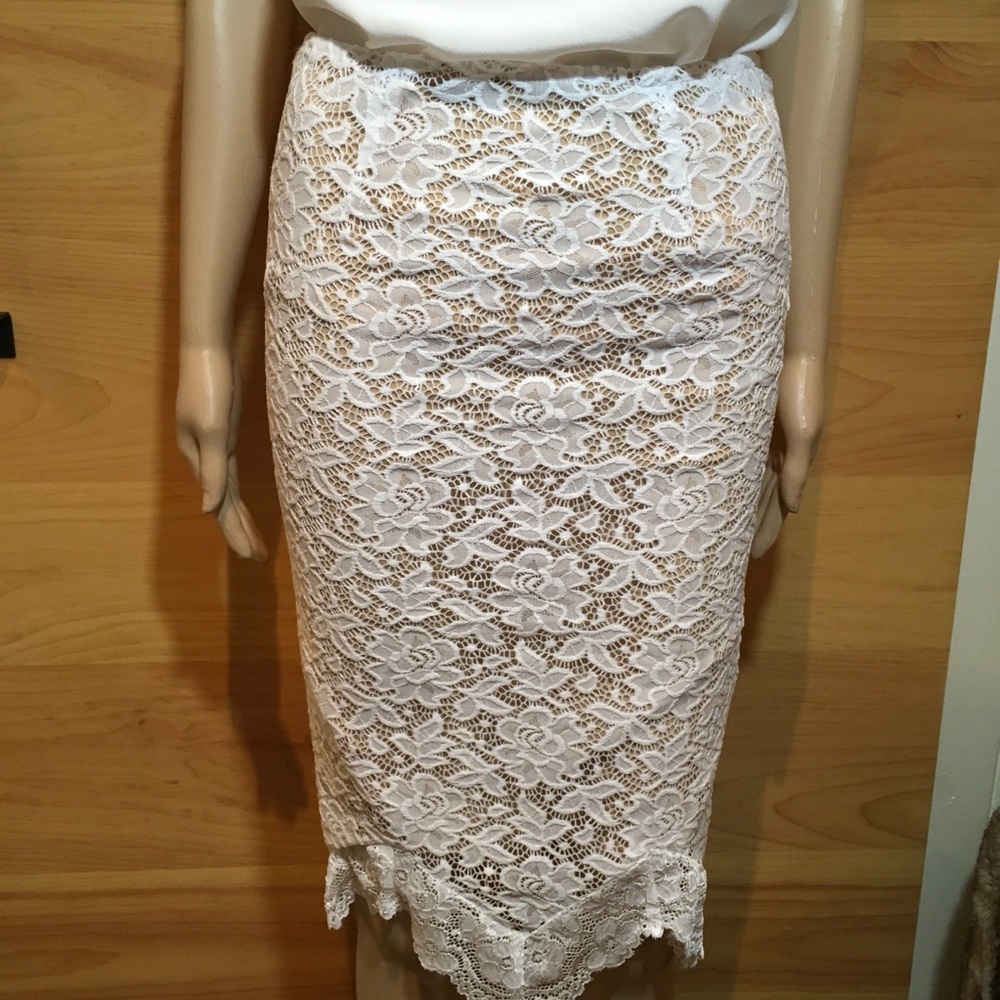 NWOT WHITE LACE NUDE LINED SKIRT - Picture 5 of 8